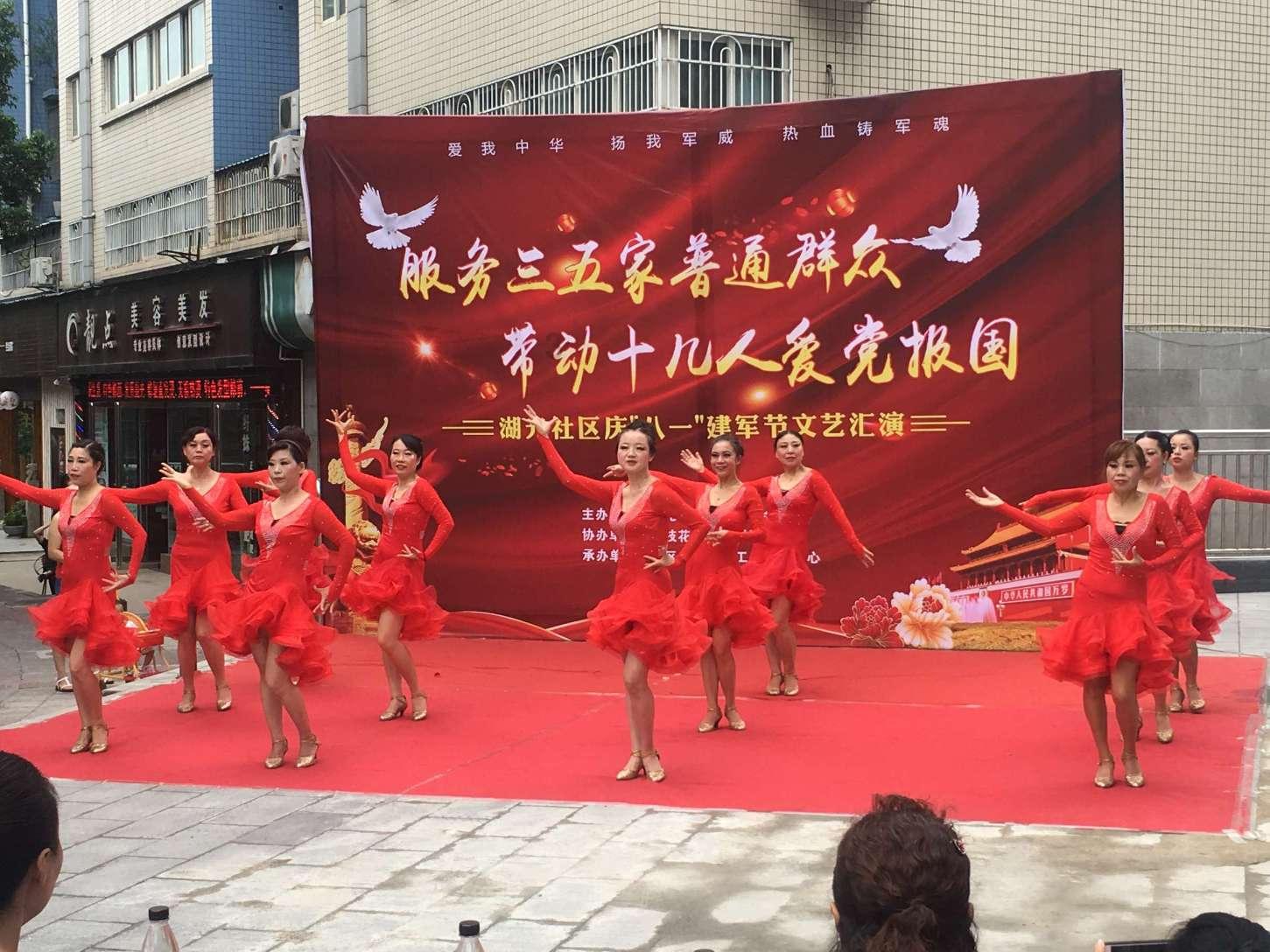 老板娘会拿自己儿子跟员工开玩笑吗游戏画面
