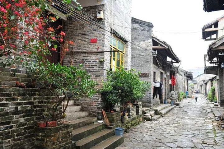 蹊跷的劫家，男子取现50万当街被抢报案后却现反常